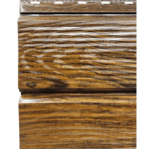 Prim-plan cu un placaj de fațadă cu aspect de lemn.