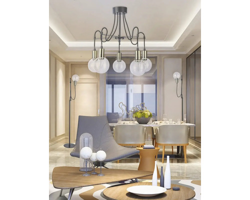 Lumină de tavan cu cinci becuri într-o sufragerie