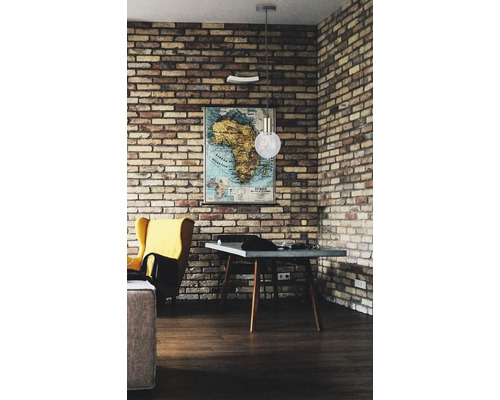 Birou luminos cu perete din cărămidă, birou, lampă suspendată glob și hartă a lumii