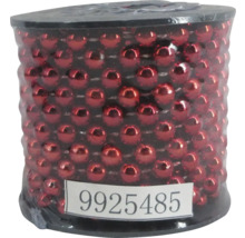 Șirag de mărgele roșii pe o bobină pentru decorare