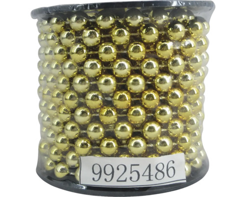 Șirag de mărgele aurii în recipient