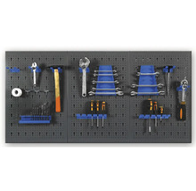 Panou de scule cu scule precum ciocan, chei și șurubelnițe