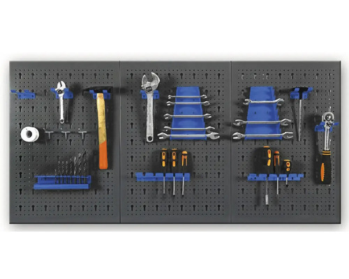 Panou de scule cu scule precum ciocan, chei și șurubelnițe