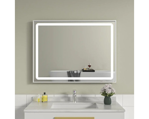 Oglindă iluminată cu afișaj digital deasupra unei chiuvete în baie