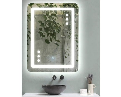 Baie cu oglindă iluminată, chiuvetă și armături