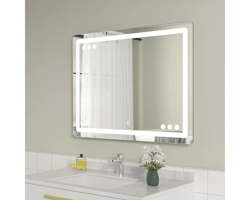 Oglindă dreptunghiulară cu iluminare LED deasupra unei chiuvete într-o baie.