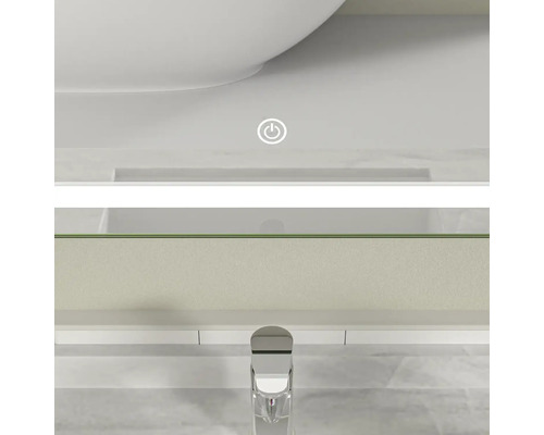 Prim-plan al unei băi cu lavoar și oglindă cu iluminare