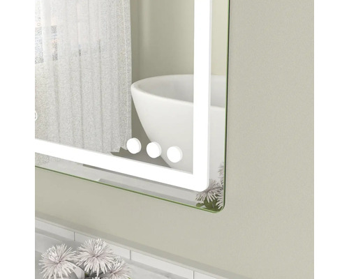 Detaliu cu o oglindă iluminată în baie