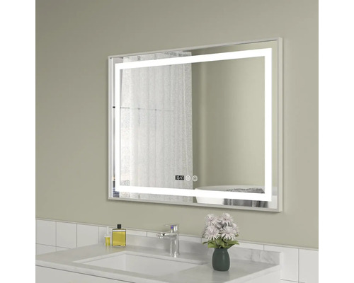 Oglindă iluminată în baie deasupra unei chiuvete