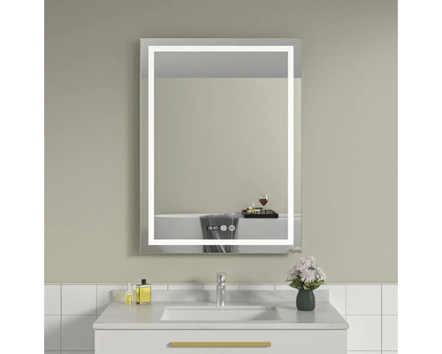 Baie cu oglindă iluminată deasupra unui dulap de lavoar