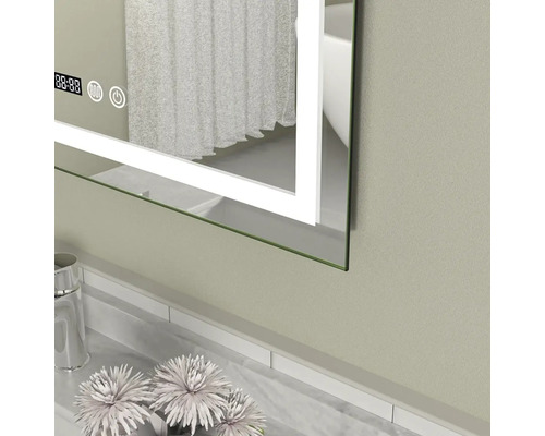 Prim-plan al unei oglinzi cu afișaj digital și butoane tactile într-o baie