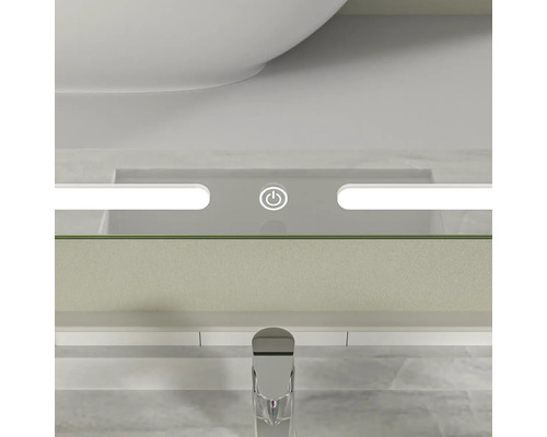 Detaliu chiuvetă cu oglindă iluminată cu LED și comutator pornit/oprit