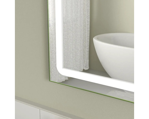 Detaliu al unei oglinzi cu iluminare LED într-o baie