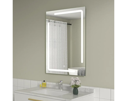 Oglindă dreptunghiulară iluminată deasupra unei chiuvete din baie