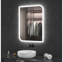 Baie modernă cu oglindă iluminată, lavoar așezat și baterie
