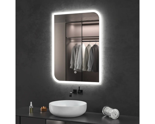 Baie modernă cu oglindă iluminată, lavoar așezat și baterie