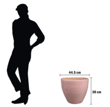 Ghiveci de flori cu dimensiunile de 44,5 cm lățime și 38 cm înălțime.