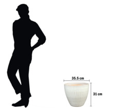 Ghiveci de flori alb cu dimensiunile de 35,5 cm pe 31 cm.