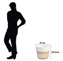 Ghiveci de flori cu dimensiunile de 37 cm pe 32,5 cm