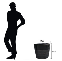 Ghiveci de flori cu dimensiunile de 47 de centimetri pe 39 de centimetri