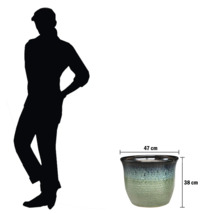 Ghiveci decorativ cu dimensiunile de 47 cm lățime și 38 cm înălțime.