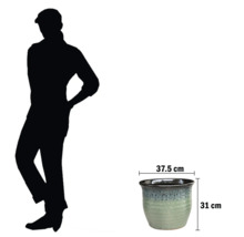 Ghiveci ceramic cu dimensiunile de 37,5 cm pe 31 cm.