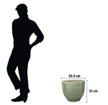 Ghiveci de flori cu dimensiunile de 35,5 cm pe 31 cm.