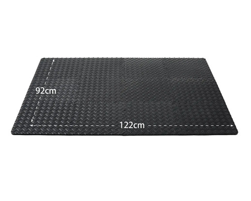 Covoraș negru din cauciuc cu dimensiunile de 92 cm x 122 cm.