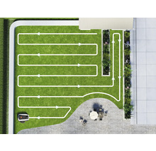 Vedere de sus a unei grădini cu o mașină de tuns iarba robotizată care urmează un traseu indicat de săgeți albe