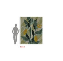 Logo Komar. Pictură murală cu motiv de lămâie, compusă din patru părți cu dimensiunile de 50 cm, 100 cm, 150 cm și 200 cm, înălțime de 250 cm.