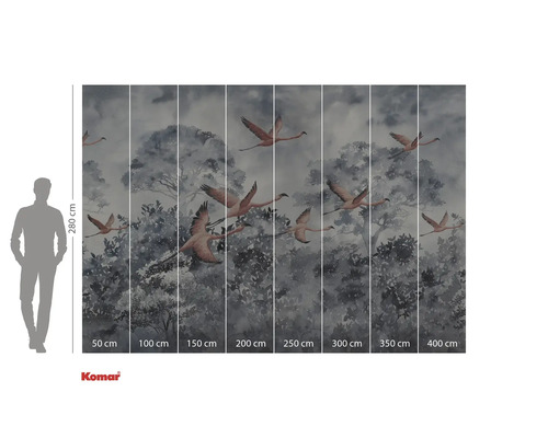 Fototapet cu un motiv cu flamingo zburând în fața copacilor