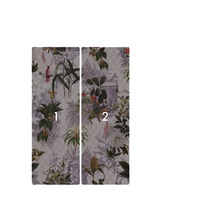 Două fâșii de tapet cu motive florale.