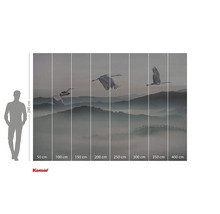 Fototapet cu cocori în zbor deasupra unui peisaj muntos