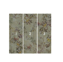 Tapetă cu model de păsări și plante, formată din trei părți.