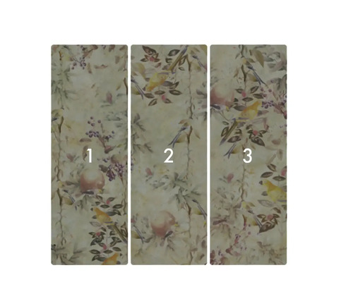 Tapetă cu model de păsări și plante, formată din trei părți.