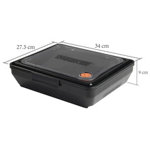 Cutie neagră din plastic pentru alimente, cu dimensiunile de 34 x 27,5 x 9 centimetri.