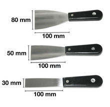 Trei spatule cu mânere din plastic și lățimi diferite ale lamei: 80 milimetri, 50 milimetri și 30 milimetri.