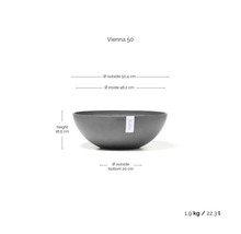 Bol gri pentru plante Ecopots Vienna 50: diametru 50,4 centimetri, înălțime 18,5 centimetri, volum 22,3 litri, greutate 1,9 kilograme.