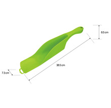 Pălărie de hrănire din plastic cu dimensiunile de 38,5 cm lungime, 8,5 cm lățime și 7,3 cm înălțime.