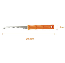 Fierăstrău pentru gips-carton cu mâner din plastic portocaliu, lungime totală 20,2 centimetri, lățime 2 centimetri.