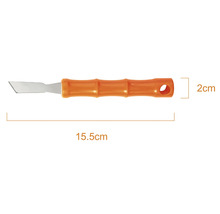 Răzuitor pentru rosturi cu mâner din plastic, lungime 15,5 centimetri și lățime 2 centimetri.