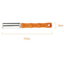 Fier de rostuit cu lamă metalică și mâner portocaliu, lungime 17 centimetri și lățime 2 centimetri.