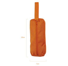 Geantă portocalie pentru unelte din material textil cu fermoar și baretă de transport, dimensiuni 22 centimetri pe 7 centimetri.