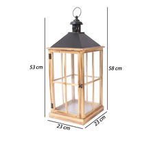 Felinar din lemn cu acoperiș metalic negru și sticlă, înălțime 58 centimetri, lățime 23 centimetri, adâncime 23 centimetri.