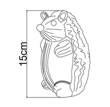 Desen liniar al unei figurine arici în picioare cu o înălțime de 15 centimetri.