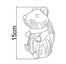 Figurină decorativă hamster cu o înălțime de 15 centimetri.