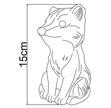 Schiță a unei figurine de grădină vulpe care stă jos, cu o înălțime de 15 centimetri.