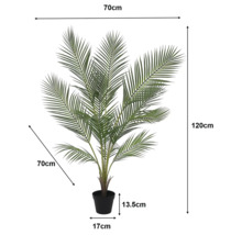 Palmier artificial în ghiveci negru cu dimensiuni: înălțime 120 centimetri, lățime 70 centimetri, înălțime ghiveci 13,5 centimetri, diametru 17 centimetri.