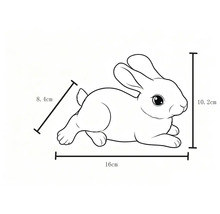 Desen al unui iepure culcat cu dimensiuni: 16 centimetri lungime, 10,2 centimetri înălțime și 8,4 centimetri lățime.