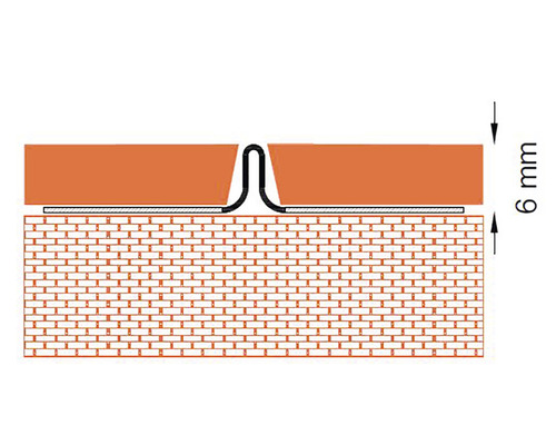 Prim-plan cu coroana unui zid cu o distanță de 6 milimetri